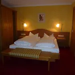 Reif Otel